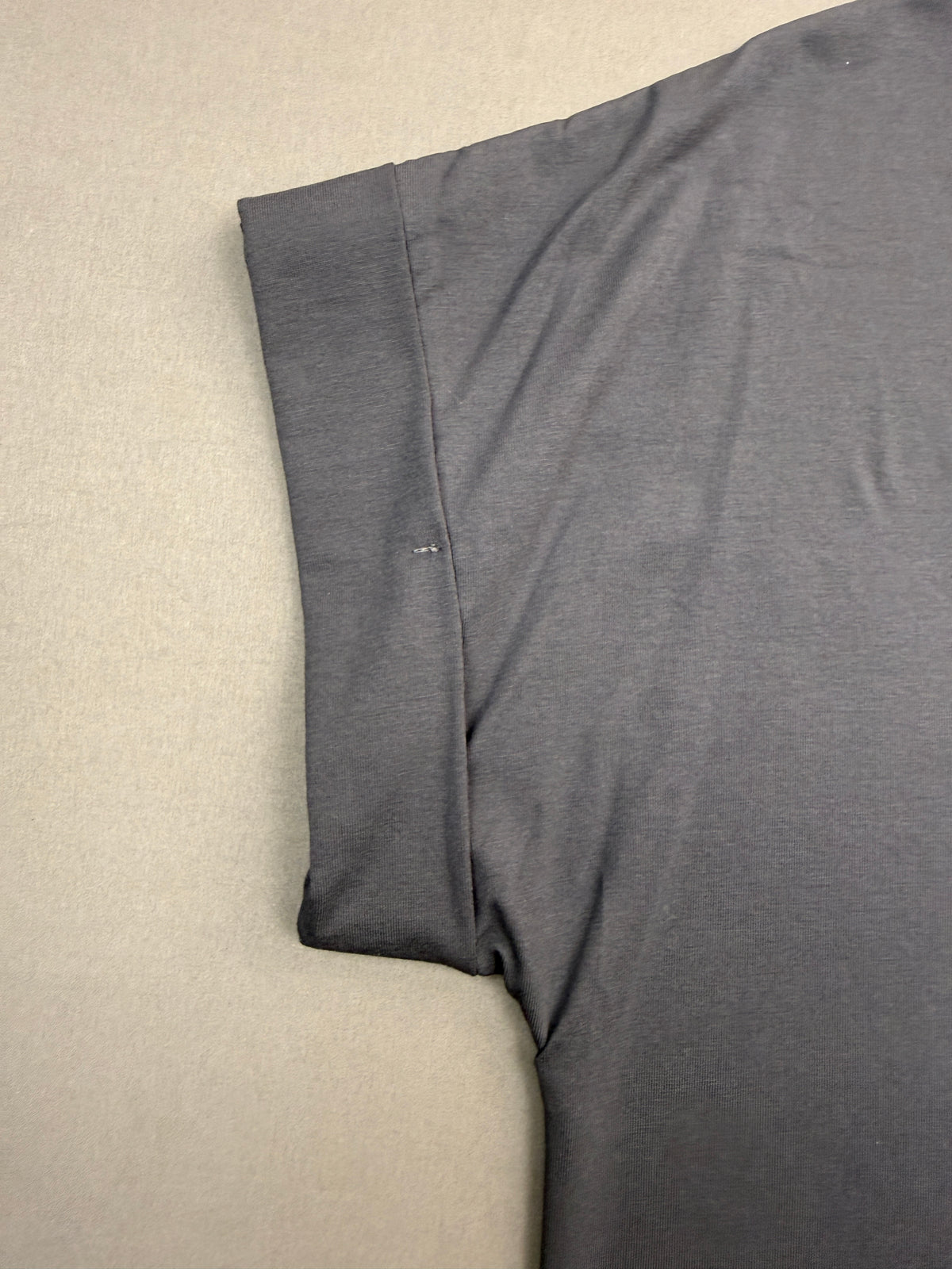 T-SHIRT SCOLLO A V RISVOLTO MANICA