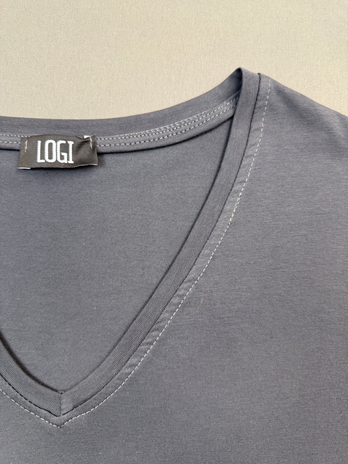 T-SHIRT SCOLLO A V RISVOLTO MANICA